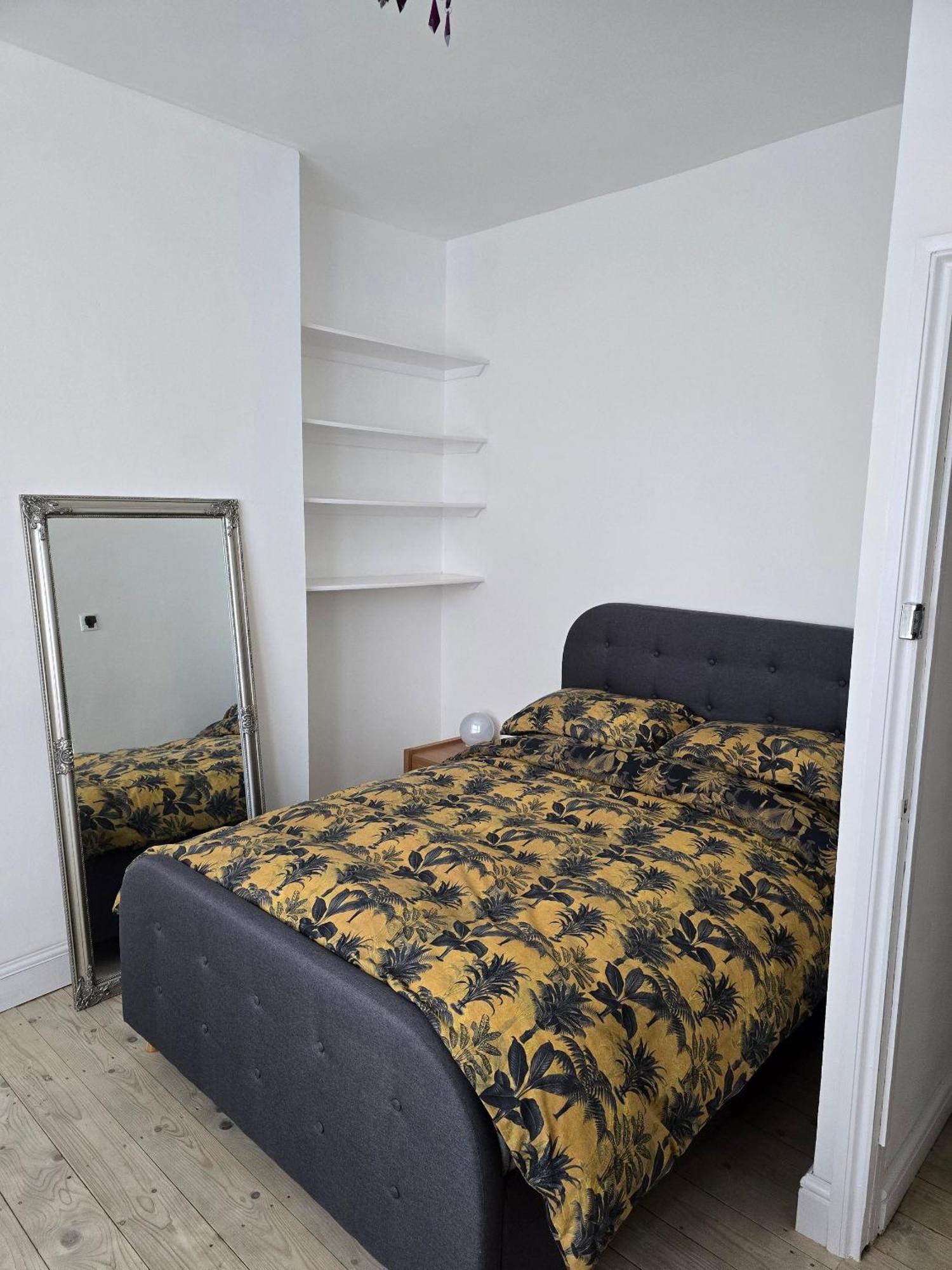 Affittacamere In Guest - Ground Floor Two Bedroom Flat Londra