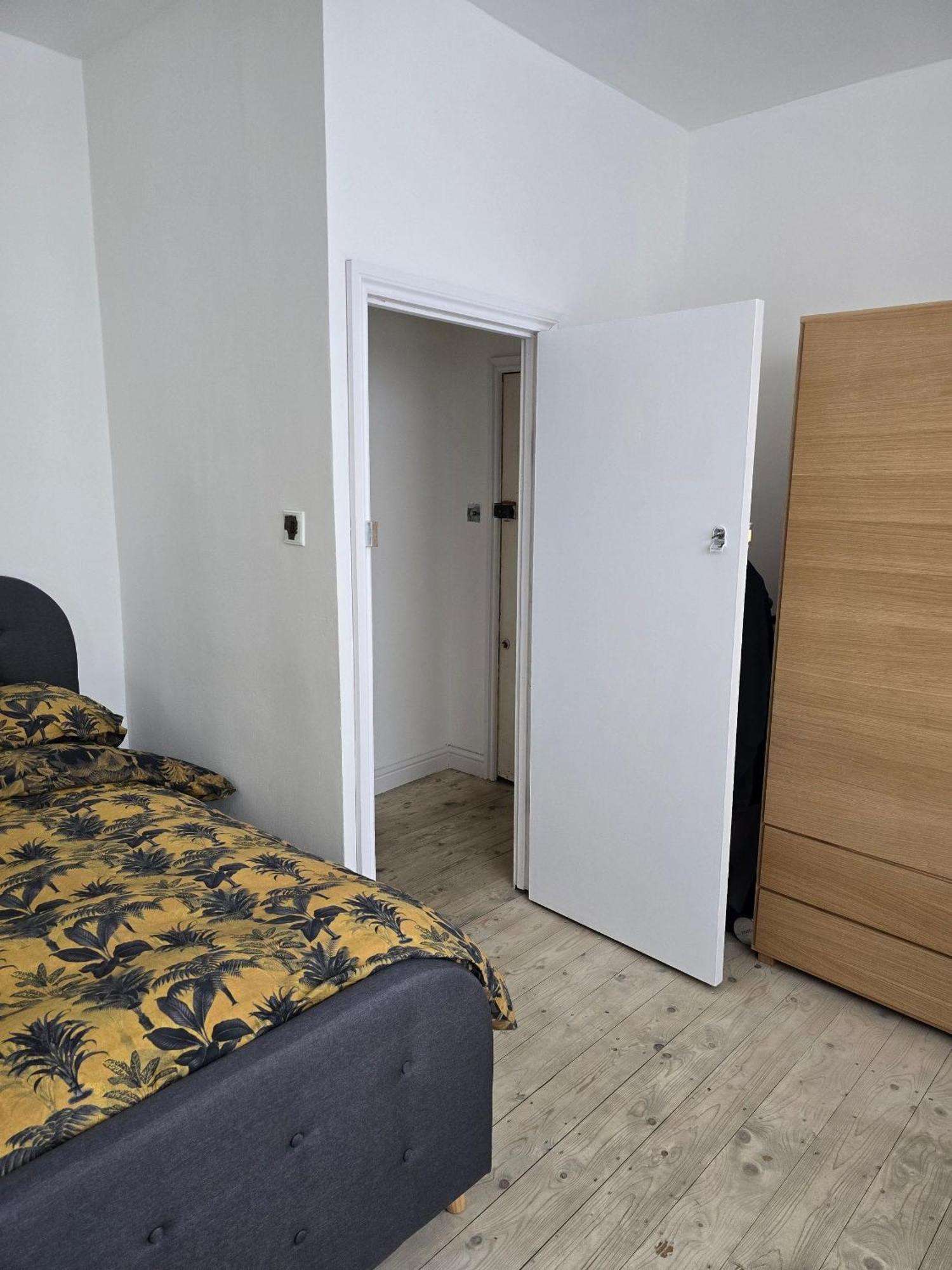 Affittacamere In Guest - Ground Floor Two Bedroom Flat Londra